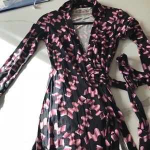 DVF NEW CONDITION WRAP DRESS!! SIZE 0